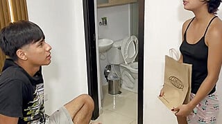 Mi pequeña hermanastra me modela sus calzones nuevos, los exhibe muy sexy... Big Boobs Porn Video