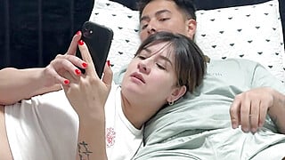 Mi hermanastra interrumpe mi juego y la pongo a chupar mi polla Big Boobs Porn Video