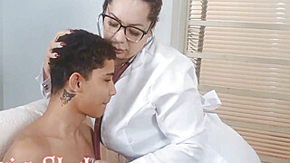 Doutora Coroa Tarada Suzie Deu Seu Remedinho Para Sarar Seu Jovem 18 Paciente... Porn Video