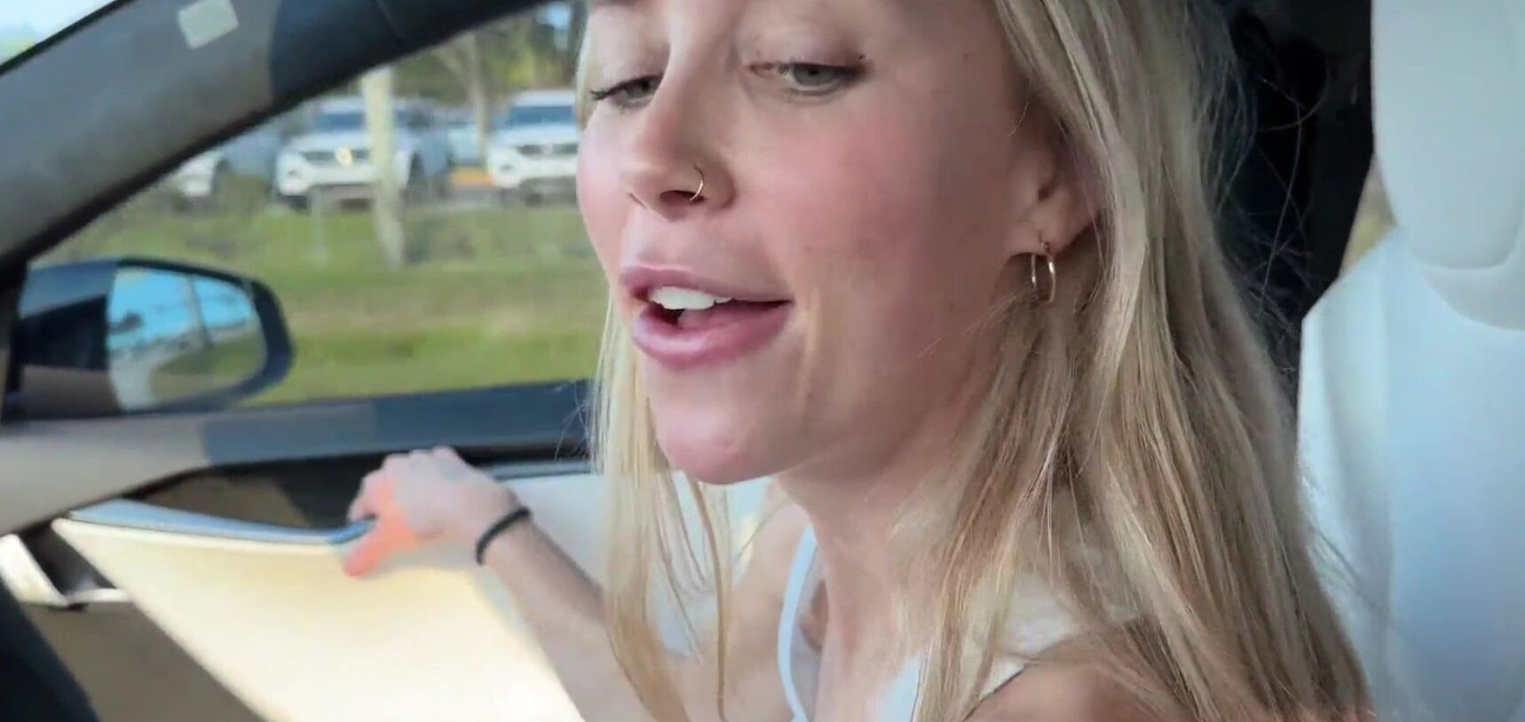 Slim Body Super Hot Blonde Pays Driver Another Way, Public Sex Video - XXX Video picture